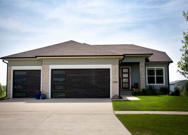 Property at 7809 NW 96th St, Johnston, IA 50131, 5 beds, 3 baths