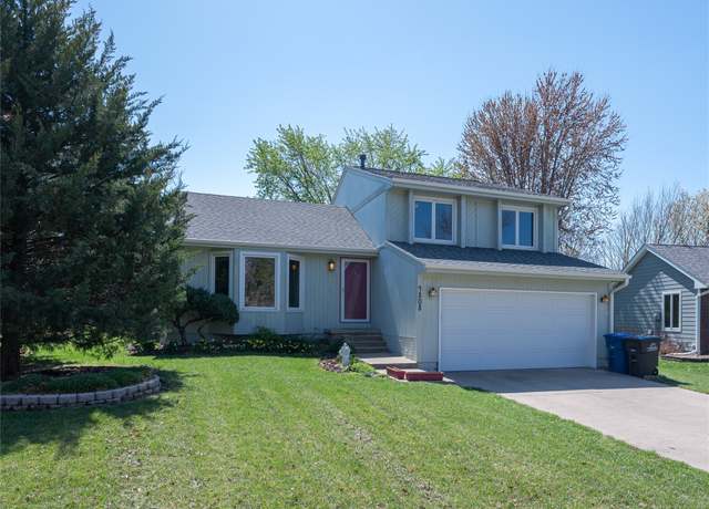 Property at 4808 Palm Ave, Des Moines, IA 50310, 3 beds, 2.5 baths