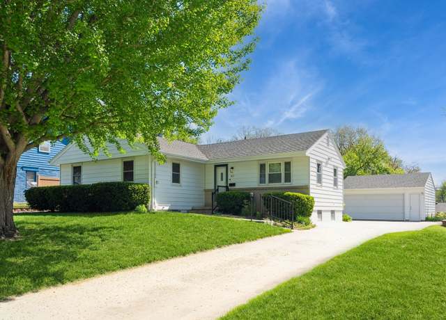 Property at 917 29th St, West Des Moines, IA 50265, 3 beds, 1.5 baths
