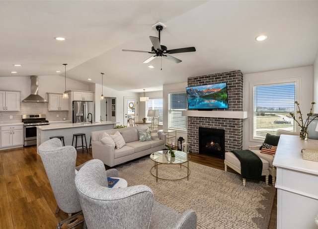 Property at 980 Daybreak Dr, Waukee, IA 50263, 5 beds, 3 baths