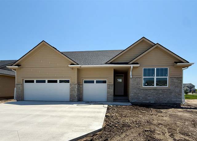 Property at 3609 NW 27th St, Ankeny, IA 50023, 3 beds, 2 baths