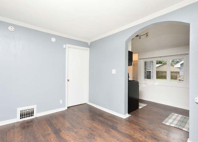 Property at 3832 Bowdoin St, Des Moines, IA 50313, 2 beds, 1 bath
