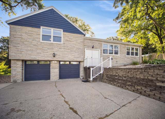 Property at 731 56th St, Des Moines, IA 50312, 3 beds, 3.5 baths