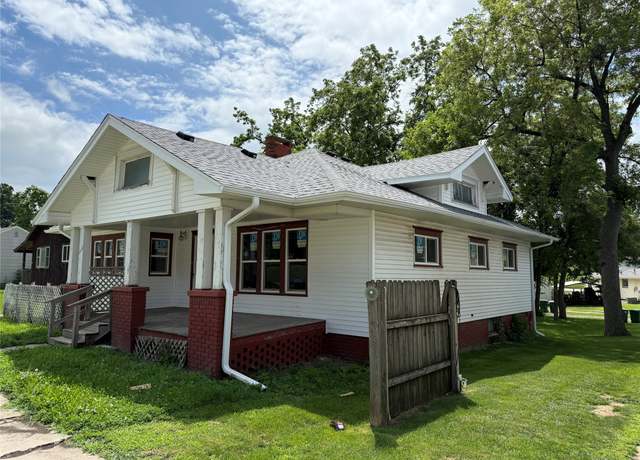 Property at 312 N Oak St, Creston, IA 50801, 3 beds, 1 bath