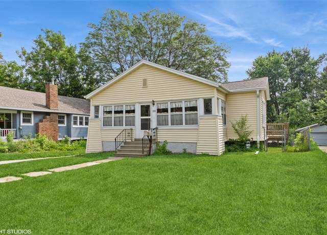 Property at 737 38th St, Des Moines, IA 50312, 2 beds, 1.5 baths