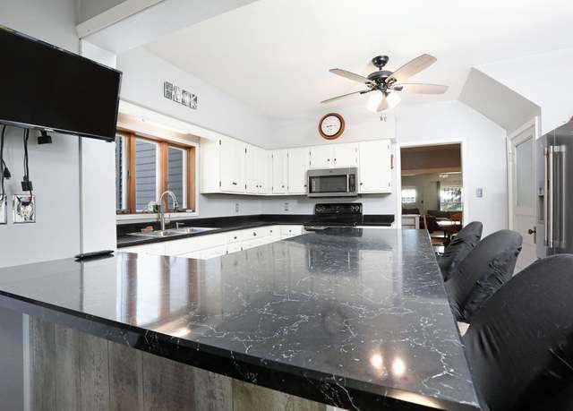 Property at 2309 1st Ave, Perry, IA 50220, 4 beds, 2 baths