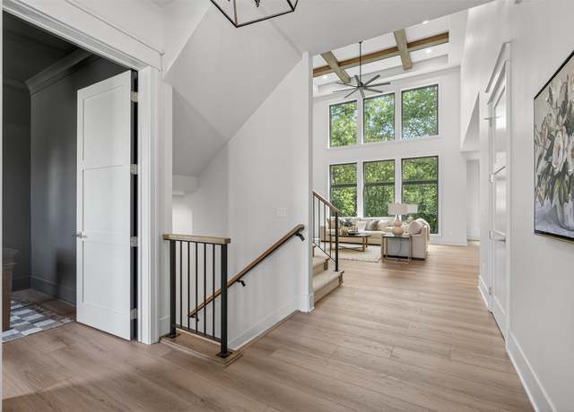 Property at 10430 Thorne Dr, West Des Moines, IA 50266, 6 beds, 4.5 baths
