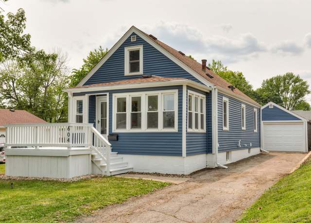 Property at 604 10th St, West Des Moines, IA 50265, 3 beds, 2 baths