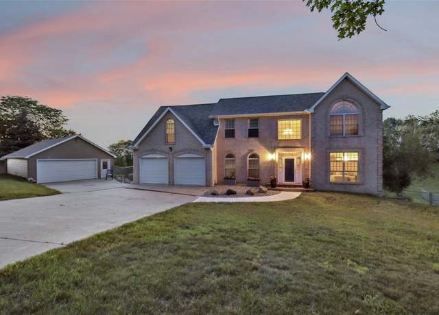 Property at 940 High Ave, Newton, IA 50208, 4 beds, 3.5 baths