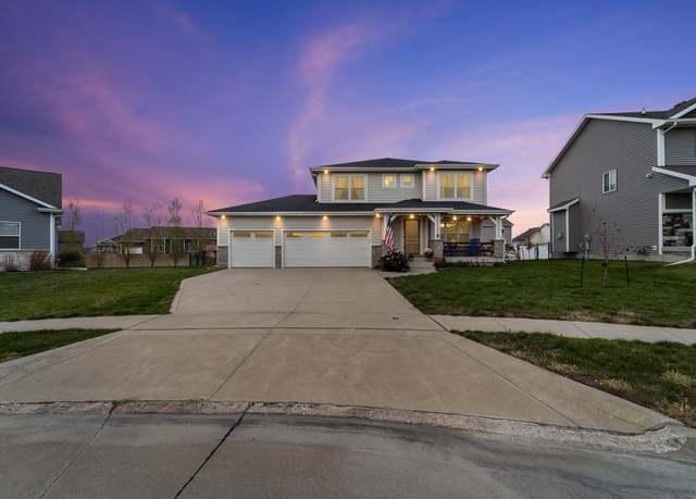 Property at 324 Summit Cir NW, Bondurant, IA 50035, 4 beds, 2.5 baths