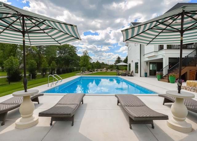 Property at 14140 Maple Dr, Urbandale, IA 50323, 4 beds, 5.5 baths