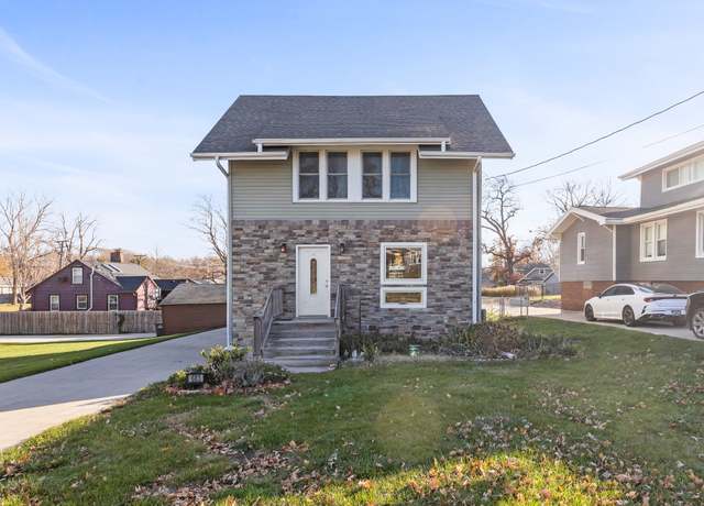 Property at 683 42nd St, Des Moines, IA 50312, 3 beds, 2 baths