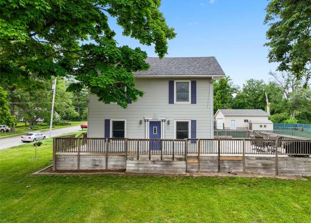 Property at 2800 E Douglas Ave, Des Moines, IA 50317, 3 beds, 2 baths