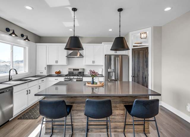 Property at 2110 Autumn Blaze Dr, Norwalk, IA 50211, 5 beds, 3.5 baths