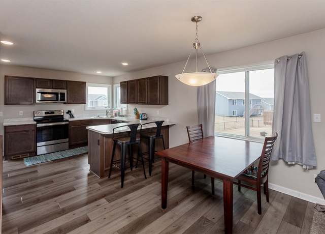 Property at 909 36th St SW, Bondurant, IA 50035, 3 beds, 2 baths