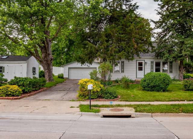 Property at 16 E Leach Ave, Des Moines, IA 50315, 2 beds, 1 bath