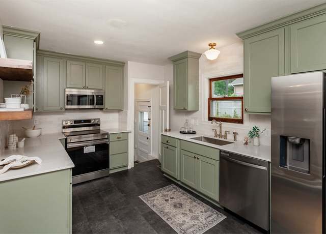 Property at 16 E Leach Ave, Des Moines, IA 50315, 2 beds, 1 bath