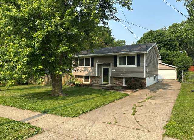 Property at 5120 SW 14th St, Des Moines, IA 50315, 3 beds, 2 baths