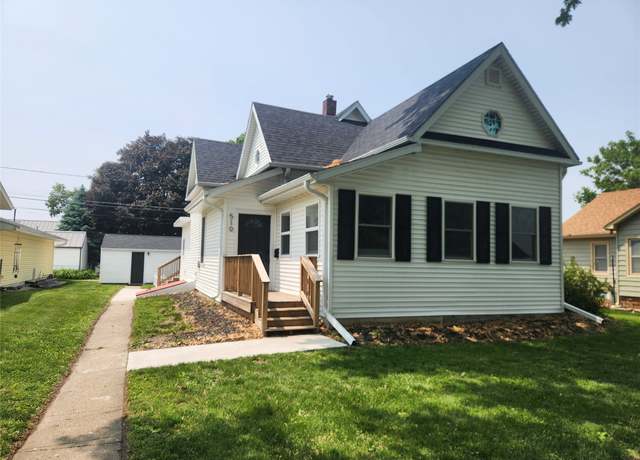 Property at 510 N 1st St, Knoxville, IA 50138, 3 beds, 1.5 baths