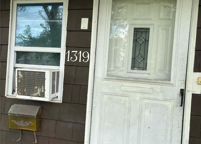 Property at 1319 E 9th St, Des Moines, IA 50316, 4 beds, 1.5 baths