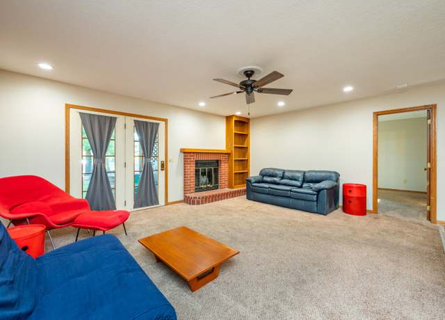 Property at 5408 Vista Dr, West Des Moines, IA 50266, 2 beds, 2 baths