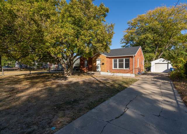 Property at 3105 26th Pl, Des Moines, IA 50310, 3 beds, 2 baths