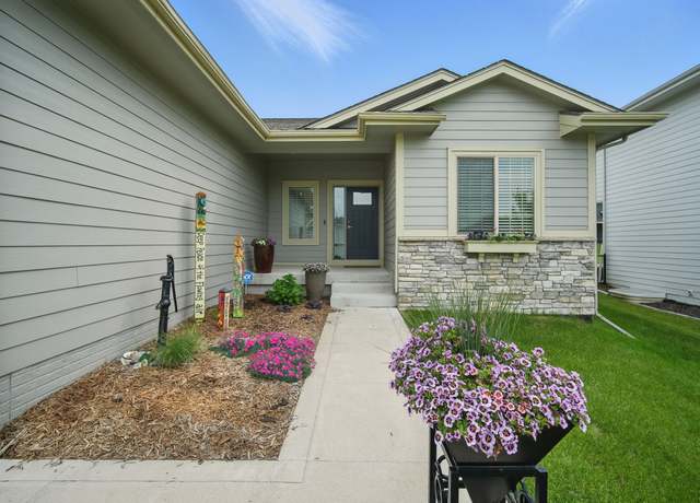 Property at 8704 Highland Oaks Dr, Johnston, IA 50131, 5 beds, 3 baths