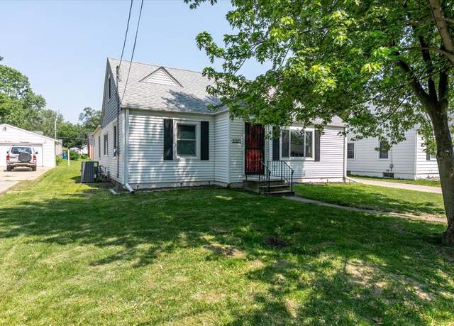 Property at 2325 61st St, Des Moines, IA 50322, 4 beds, 2.5 baths