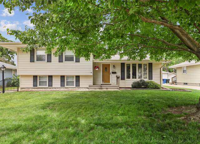 Property at 3913 Twana Dr, Des Moines, IA 50310, 3 beds, 2 baths