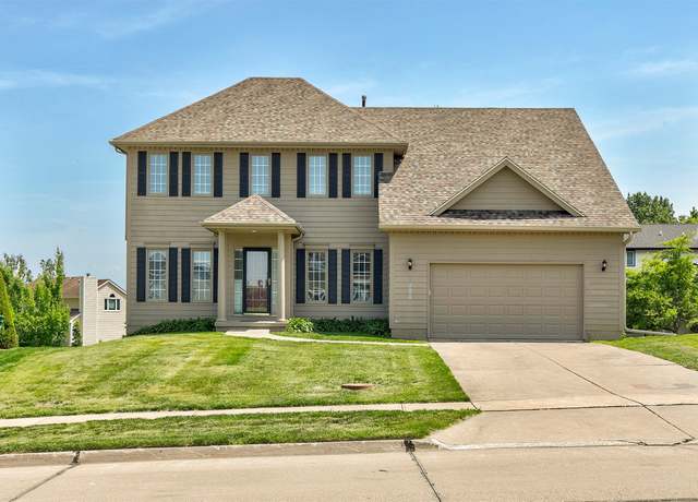 Property at 8004 Wilden Dr, Urbandale, IA 50322, 4 beds, 2.5 baths