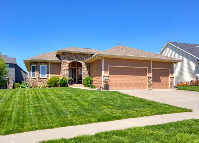 Property at 4110 140th St, Urbandale, IA 50323, 5 beds, 3.5 baths