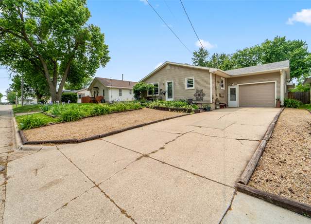 Property at 327 E 11th St S, Newton, IA 50208, 3 beds, 2 baths
