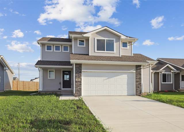 Property at 805 3rd St NW, Bondurant, IA 50035, 4 beds, 2.5 baths