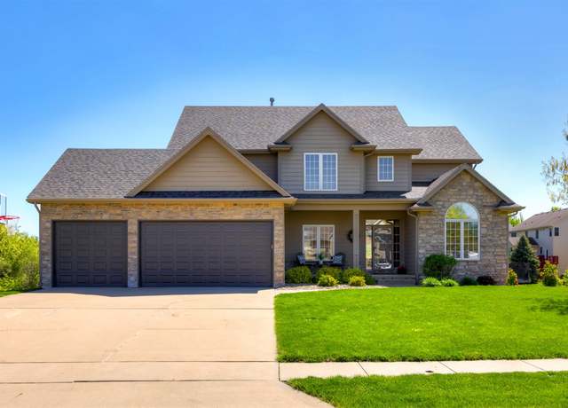 Property at 4611 153rd St, Urbandale, IA 50323, 5 beds, 4.5 baths