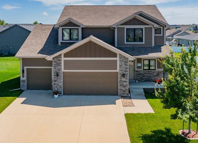 Property at 480 NE Bobcat Dr, Waukee, IA 50263, 4 beds, 3.5 baths