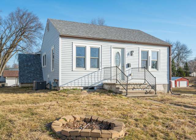 Property at 430 S 8th Ave E, Newton, IA 50208, 3 beds, 2 baths
