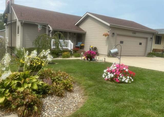 Property at 827 E 9th St S, Newton, IA 50208, 4 beds, 2 baths