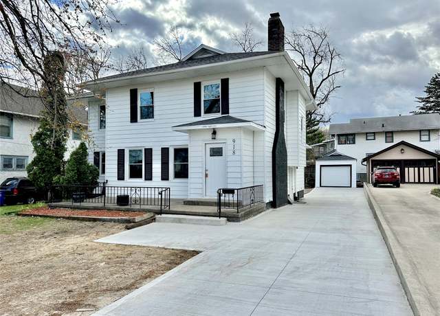 Property at 918 35th St, Des Moines, IA 50312, 5 beds, 1 bath