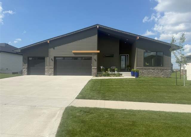 Property at 3997 NW 179th Ct, Clive, IA 50325, 4 beds, 3.5 baths