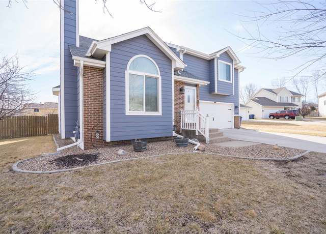 Property at 5019 71st St, Urbandale, IA 50322, 4 beds, 2.5 baths