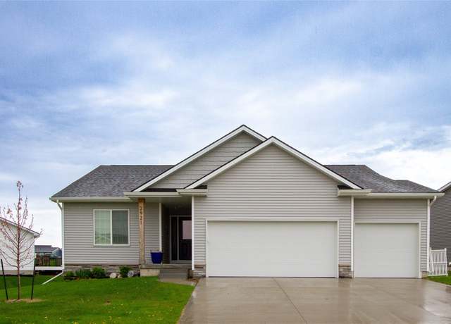 Property at 2921 Primrose Ln, Pella, IA 50219, 4 beds, 3 baths