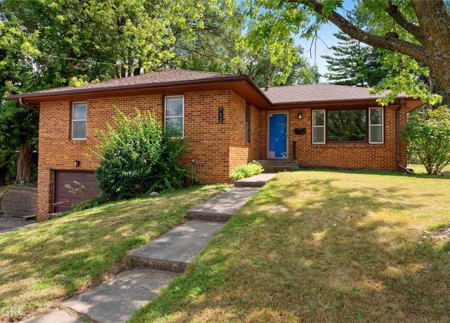 Property at 712 Clegg Rd, West Des Moines, IA 50265, 3 beds, 2.5 baths
