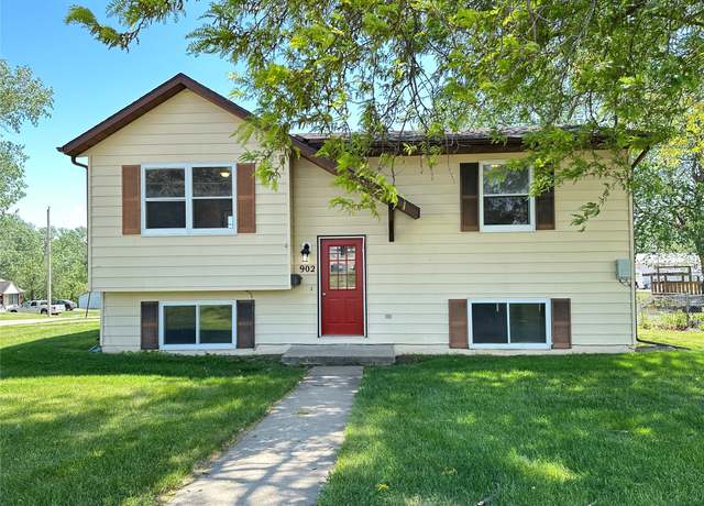 Property at 902 Jennings St, Knoxville, IA 50138, 4 beds, 1.5 baths