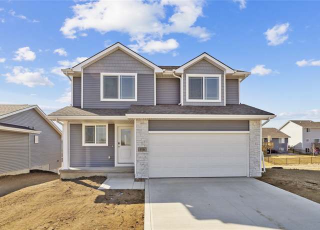 Property at 916 Spruce Ave, Norwalk, IA 50211, 4 beds, 2.5 baths
