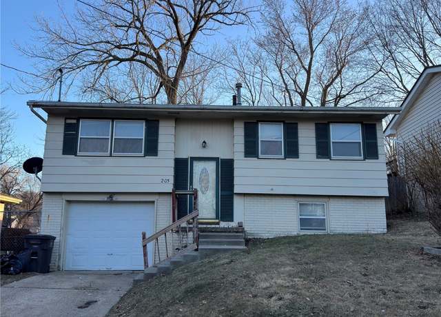 Property at 205 E Wall Ave, Des Moines, IA 50315, 3 beds, 2 baths