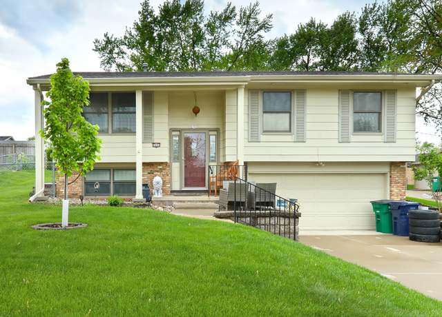 Property at 4404 66th St, Urbandale, IA 50322, 4 beds, 2 baths