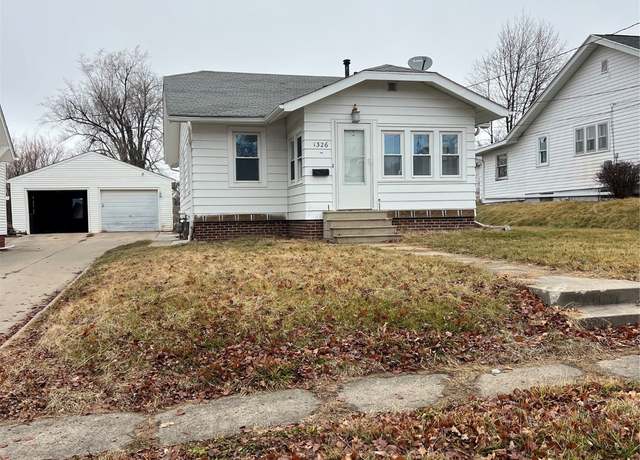 Property at 1326 Crescent Dr, Newton, IA 50208, 2 beds, 1 bath