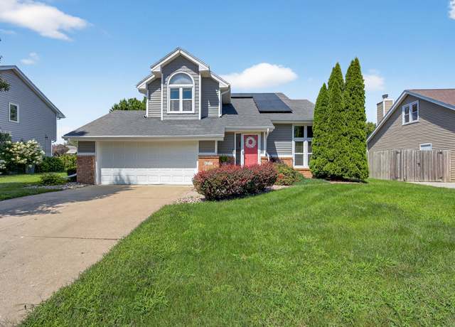 Property at 8217 Oakwood Dr, Urbandale, IA 50322, 3 beds, 3 baths