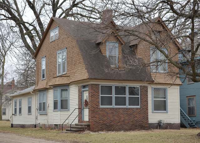 Property at 1070 22nd St, Des Moines, IA 50311, 5 beds, 2 baths