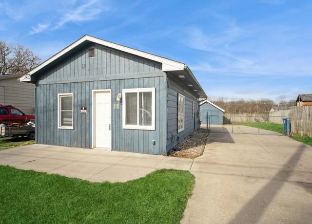 Property at 2512 E 37th St, Des Moines, IA 50317, 3 beds, 1 bath